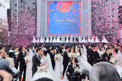 活动亮点之一是名为“爱即幸福”的80对新人集体婚礼。图自越通社