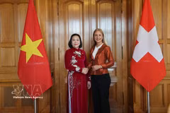 国会副主席阮氏清与瑞士国民院第一副议长卡佳·克里斯特。图自越通社