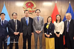 双方代表合影。图自越通社