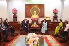 芹苴市人民委员会与中国驻胡志明市总领事馆代表团举行工作会谈。图自越通社