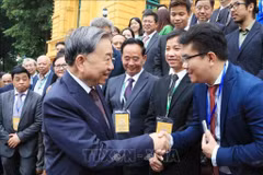 越共中央总书记、国家主席苏林与回国出席第四次世界越南人会议及海外越南知识分子和专家论坛的侨胞见面。图自越通社