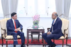 越共中央政治局委员、中央书记处常务书记陈锦秀会见新加坡国务资政尚穆根。图自越通社