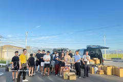 越南驻福冈总领事馆代表向熊本县的越南人移交救助物资。图自越通社