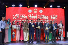 组委会成员和赞助商获颁比赛纪念章。图自越通社