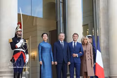 法国总统埃马纽埃尔·马克龙及夫人迎接越共中央总书记、国家主席苏林及夫人。图自越通社