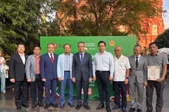 越南驻俄大使邓明魁与与会代表合影。图自越通社