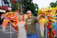 “五洲色彩”街头节在还剑湖步行街举行，吸引了众多民众和国际游客参加。图自越通社