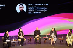 导演、剧场艺术家阮碧茶（右一）——独立剧场项目“The Run - A Theatre Project”创始人进行现场交流。图自越通社