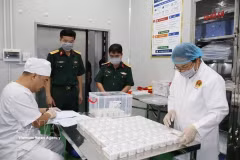 高平省职能部门向军队法医研究院移交烈士遗骸样本，用于DNA鉴定。图自越通社