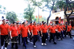 各位代表参加围绕还剑湖步行活动。图自越通社