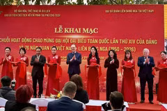 “胡志明主席与越南国会——80年光辉历程”专题展在河内举行。图自越通社