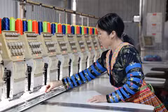 凭借优惠贷款资金，美亚村的慕氏拉女士投建民族服装缝纫厂，创造多个就业岗位，稳定收入，逐步实现可持续脱贫。图自越通社