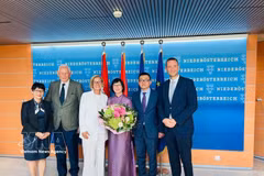 双方代表合影。图自越通社