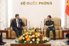 潘文江大将会见美国副国务卿克里斯托弗·兰道。图自人民军报