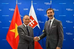 越南驻斯洛伐克大使范长江和斯洛伐克外交部长尤拉伊·布拉纳尔。图自越通社