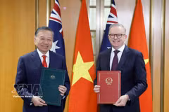 越共中央总书记、国家主席苏林与澳大利亚总理安东尼·阿尔巴尼斯交换联合声明。图自越通社