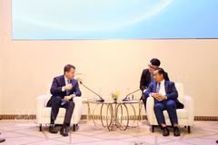 胡志明市人民委员会主席阮文得会见世界经济论坛执行董事斯特凡·默根塔勒。图自越通社