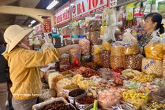 小型杂货店正面临来自现代零售模式的价格竞争和商品多样性压力。图自越通社
