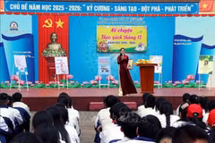 在河静省仙田乡成美初级中学举行的课外活动——朗读《金云翘传》。图自越通社 