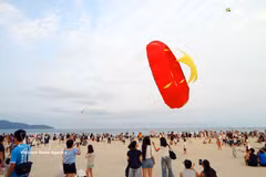 岘港海滨旅游季的各类活动吸引大量游客。图自越通社