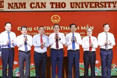 国会主席陈青敏走访南芹苴大学。图自越通社
