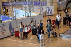 以色列本·古里安机场的旅客。图自越通社