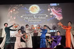 “迎月——越南中秋节”活动的一个文艺表演节目。图自越通社
