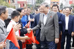 越共中央总书记苏林与兴安省国会代表团在兴安省建昌乡政治培训中心开展选民接待活动。图自越通社