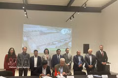 双方在保加利亚—越南企业论坛上签署合作意向书。图自越通社