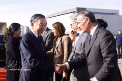 比利时官员在布鲁塞尔梅尔斯布鲁克军用机场为越共中央总书记、国家主席苏林和夫人吴芳璃及越南高级代表团送行。图自越通社