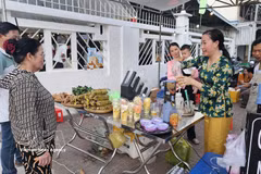 金瓯省合作社与金瓯省报和广播电视台联合举办“一乡一品”（OCOP）集市，边销售边进行线上直播带货，推介宣传全省各地的特产。图自越通社