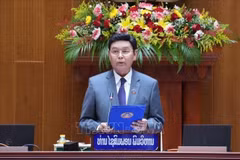 老挝国会主席赛宋蓬·丰威汉主持开幕式。图自越通社