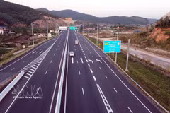 下龙—芒街高速公路促进了省中心与口岸地区的发展和连接。图自越通社