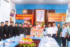 安江省领导探访并祝贺和好佛教黄教祖圣诞大典。图自越通社