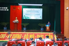 越南国家地雷行动中心常务副主任何廷香发表讲话。图自越通社