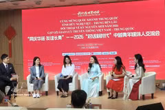 越中青年代表还围绕“同志加兄弟，携手向未来的主题进行交流分享。图自越通社