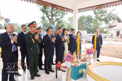 越南驻老挝大使馆与越南在老各代表机构、旅老越南人社群以及万象省有关部门在万象省老挝—越南联军遗迹区为英雄烈士举行上香和献花仪式。图自越通社