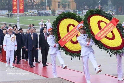 越南党和国家领导人春节前夕入陵瞻仰胡志明主席遗容
