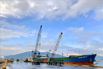 永昂港货物装卸活动。图自越通社