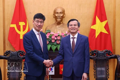 胡志明国家政治学院院长段明训副教授会见三星（越南）公司总经理罗基洪（Na Ki Hong）。图自越通社