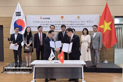 旅韩越南人总会与韩国记者协会签署合作备忘录。图自越通社