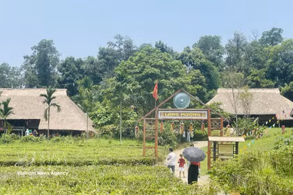 越南各民族文化旅游村的芒族村落深受当地居民和游客的喜爱。图自越通社