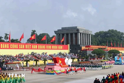 纪念八月革命胜利暨越南社会主义共和国国庆80周年庆典的海外越南人方阵。图自越通社