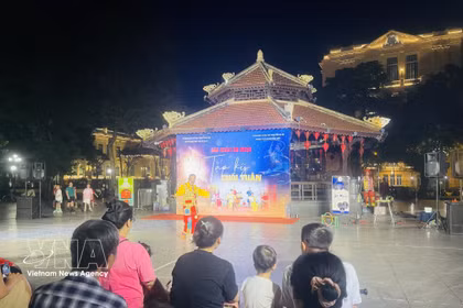 还剑湖畔热闹非凡的社区艺术空间吸引众多市民和游客参加。图自越通社