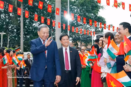 越共中央总书记、国家主席苏林与越南驻印度大使馆干部、工作人员及旅印越南人会面。图自越通社