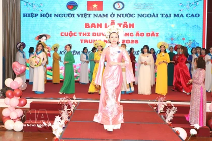 旅居澳门特别行政区（中国）越南人协会礼宾委员会在澳门举行题为“中年奥黛风采”的比赛与走秀活动。图自越通社