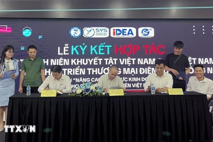 越南青年创业支持中心(SYS Vietnam)、越南工贸部电子商务和数字经济局下属的电子商务和数字技术发展中心(eComDX)与越南残疾青年协会在河内举行了全面合作计划签字仪式。图自越通社