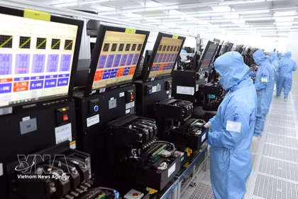 MCNEX VINA有限责任公司相机模块和电子元件的生产线。图自越通社