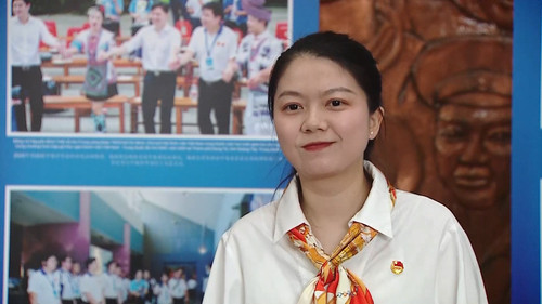 中国共青团中央团校的一名教师黄陈晨接受越通社记者的采访。图自越通社 hoang-tran-than.jpg