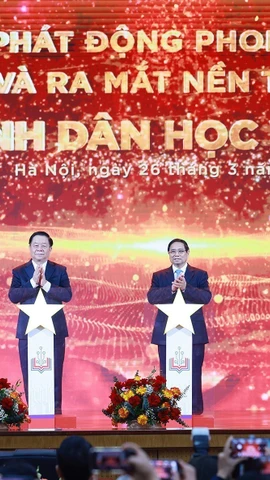 2025年3月26日下午，范明政总理与代表们在河内共同启动“数字扫盲”运动。图自越通社